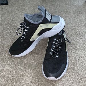 Nike Shoes - Women’s Nike Huarache’s Nike Shoes - Women’s Nike Huarache’s